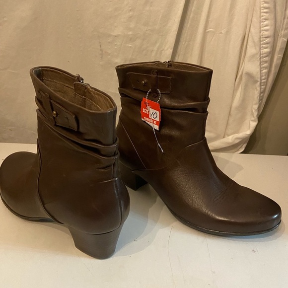 Earth brown slouch style ankle boots with zip up sides size 10 NWT - Picture 4 of 8